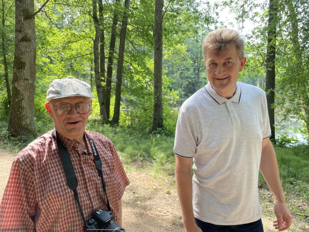 Nikolajs Brīvība (no kreisās) bieži te pastaigājas, jo dzīvo 50 metru attālumā no Emzes parka. “Tagad te ir patīkami staigāt. Sākums ir labs,” viņš saka par Emzē realizēto projektu. To prieks dzirdēt novada domes priekšsēdētājam Andim Caunītim. 
Autors: Foto: Diāna Odumiņa