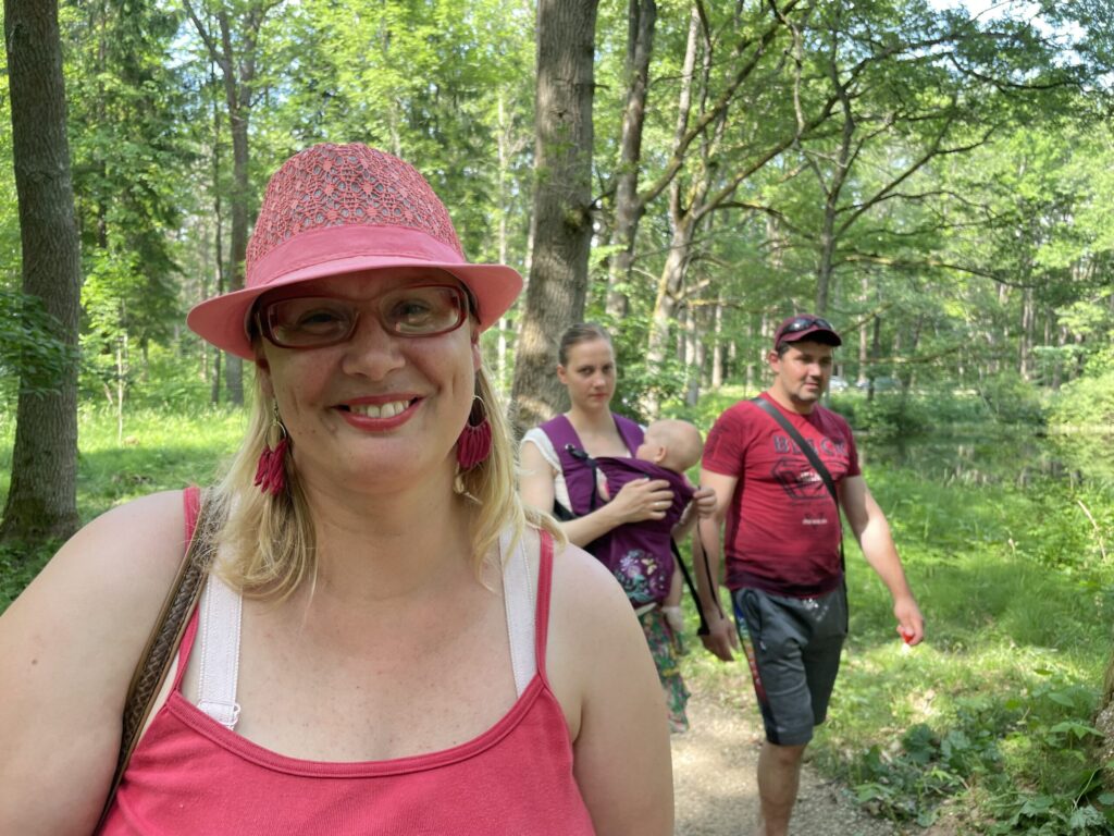 “Glauni,” vienā vārdā par Emzes parka dabas taku saka gulbeniete 
Evija Kovaļova. Viņai šī vieta ir īpaša, jo te savulaik zaļumballē iepazinušies viņas mamma un tētis - Biruta un Vladimirs.
Autors: Foto: Diāna Odumiņa