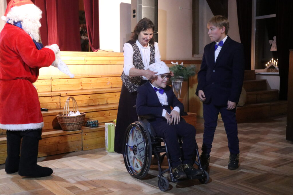 ARTIS ROBEŽNIEKS un Alda Alberte rūķu cepurēs tērpa šīgada akcijas “Eņģeļi pār Latviju” vēstnešus - gulbeniešus Edžu un Tomu Praškevičus, kuriem pērn saziedotie līdzekļi arī palīdz apmeklēt dažādas terapijas, jo abiem puišiem ir kustību traucējumi. “Katrs labais darbs, ko izdarām, katrs savāktais cents var kādam palīdzēt. Paldies jums visiem, un kopā ir spēks!” pauda jauniešu mamma Jana Praškeviča.
Autors: Foto: Diāna Lozko