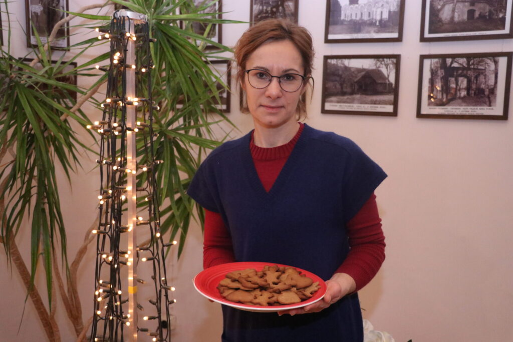 PASĀKUMAM un īpašajiem atbraukušajiem “eņģeļiem” piparkūkas jau trešo gadu cepa Beļavas tautas nama vadītāja Dace Sīmane. Mīklas recepti viņa mantojusi no savas dzimtas sievietēm. “Šis ir mans ziedojums “eņģeļiem”, un piparkūkas ir mana pateicība šiem cilvēkiem, kuri palīdz savākt ziedojumus,” teica D.Sīmane.
Autors: Foto: Diāna Lozko