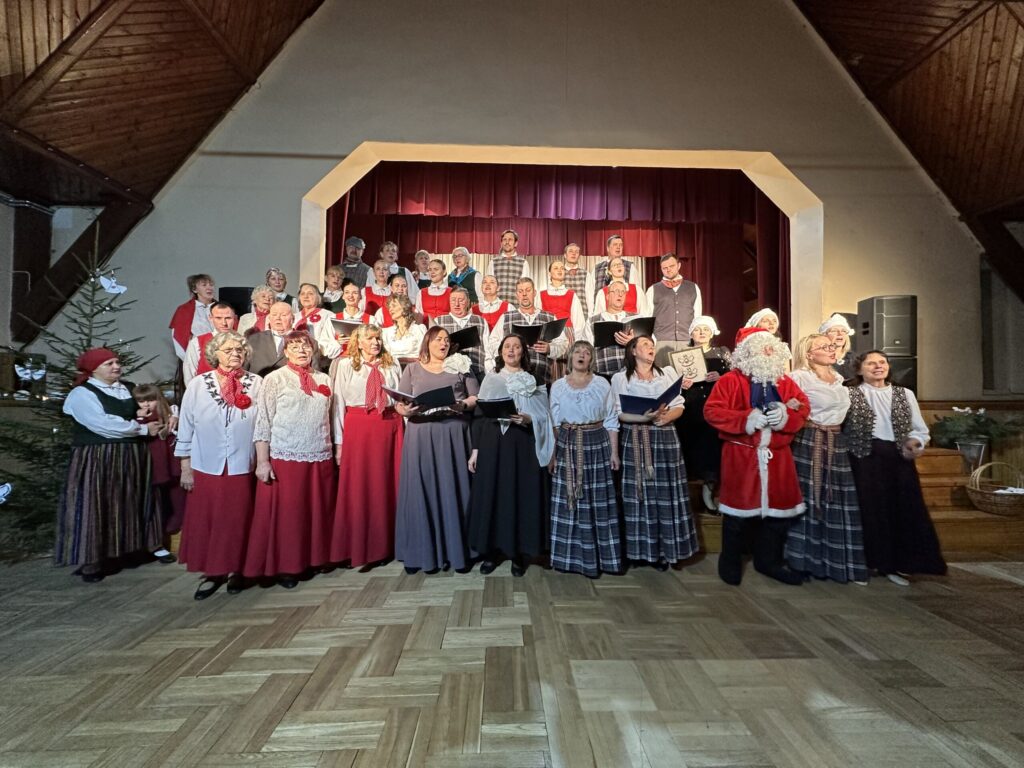 KONCERTA noslēgumā visi kolektīvi kopā ar Ziemassvētku vecīti un Aldu Alberti vienojās kopīgā dziesmā, pateicoties ikvienam ziedotājam.
Autors: Foto: Diāna Lozko