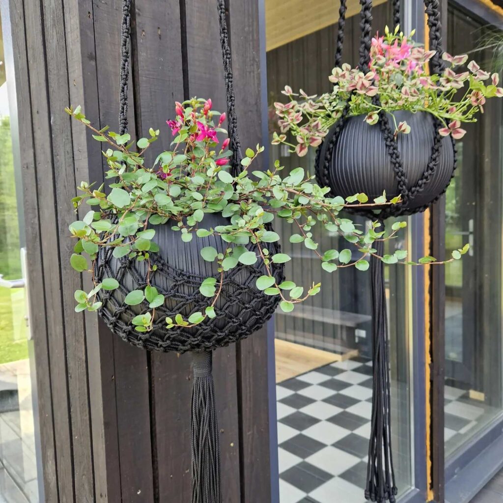 Radošs risinājums – mezglots puķu poda turētājs. 
Autors: Foto: no personiskā arhīva