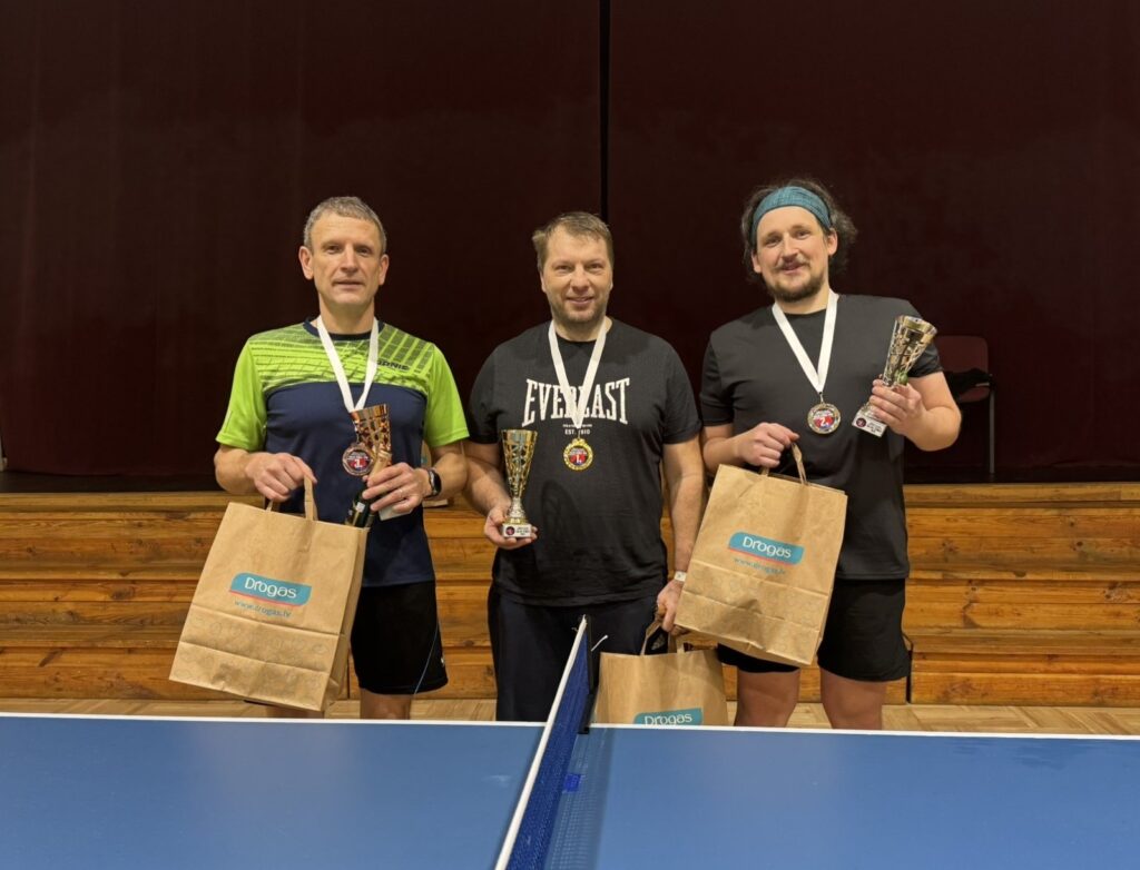 3. grupā uzvarēja Dzintars Abakoks no Gulbenes, otrajā vietā atstājot Nauri Sirmaci (Stari). Trešo vietu izcīnīja Oļegs Iļjins no Alūksnes.
Autors: FOTO: NO PERSONISKĀ ARHĪVA