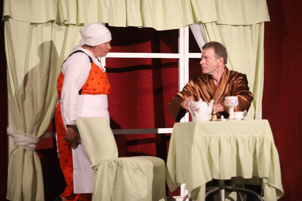 Antona Pavloviča Čehova "Bildinājums" Galgauskas kultūras nama amatierteātra "Rekvizīts" iestudējumā (režisore Pārsla Lazdiņa) ieguva II pakāpi (39 punkti). 
Autors: Foto: Gatis Bogdanovs