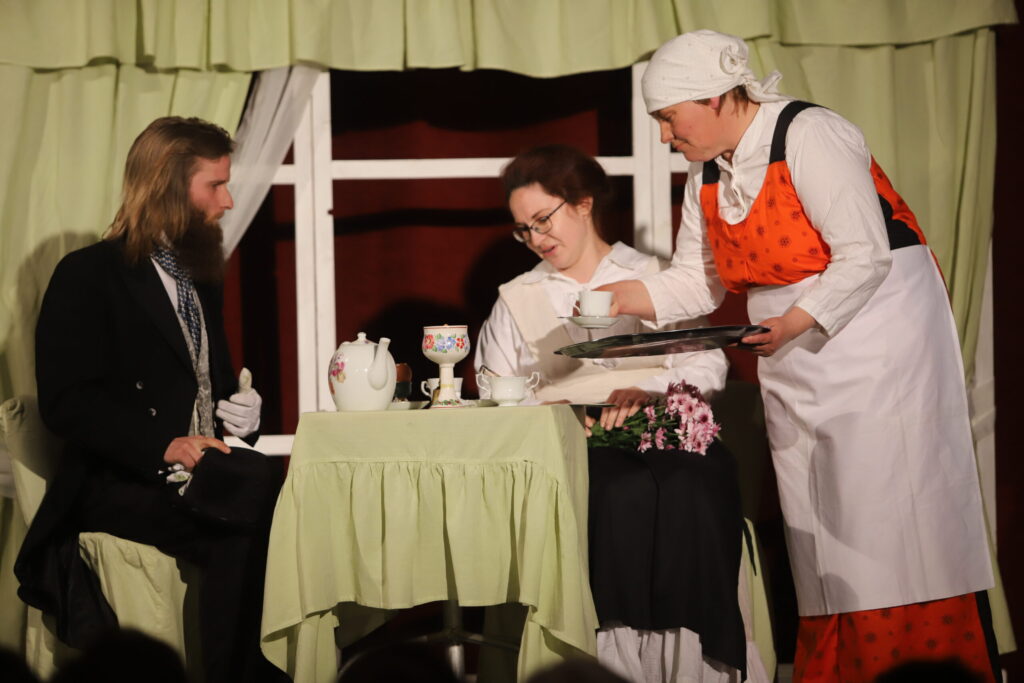 Antona Pavloviča Čehova "Bildinājums" Galgauskas kultūras nama amatierteātra "Rekvizīts" iestudējumā (režisore Pārsla Lazdiņa) ieguva II pakāpi (39 punkti). 
Autors: Foto: Gatis Bogdanovs