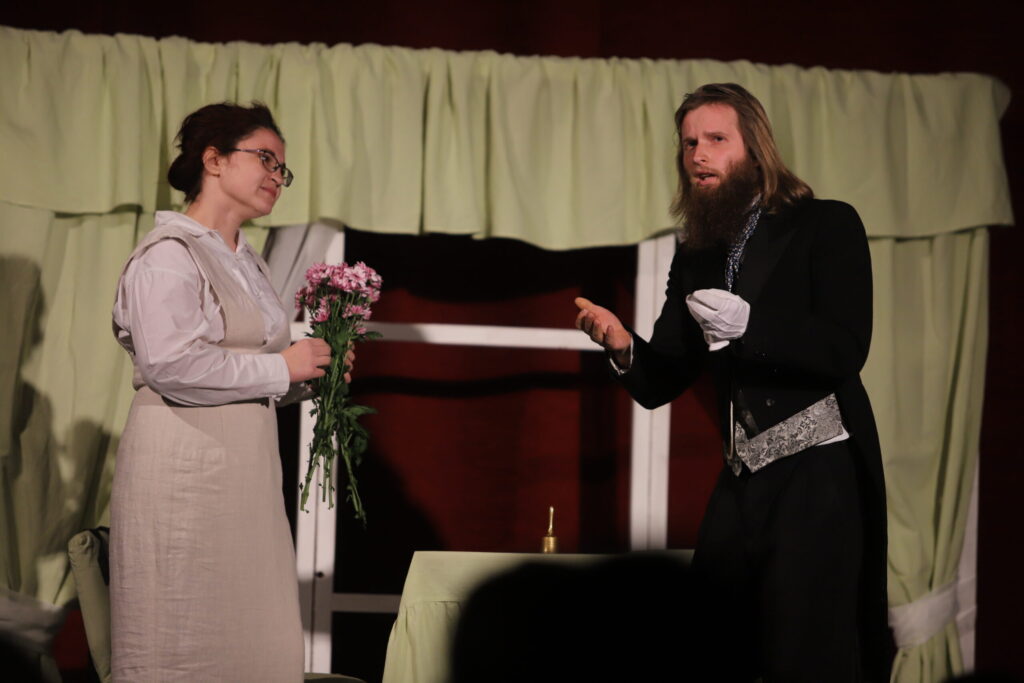 Antona Pavloviča Čehova "Bildinājums" Galgauskas kultūras nama amatierteātra "Rekvizīts" iestudējumā (režisore Pārsla Lazdiņa) ieguva II pakāpi (39 punkti). 
Autors: Foto: Gatis Bogdanovs