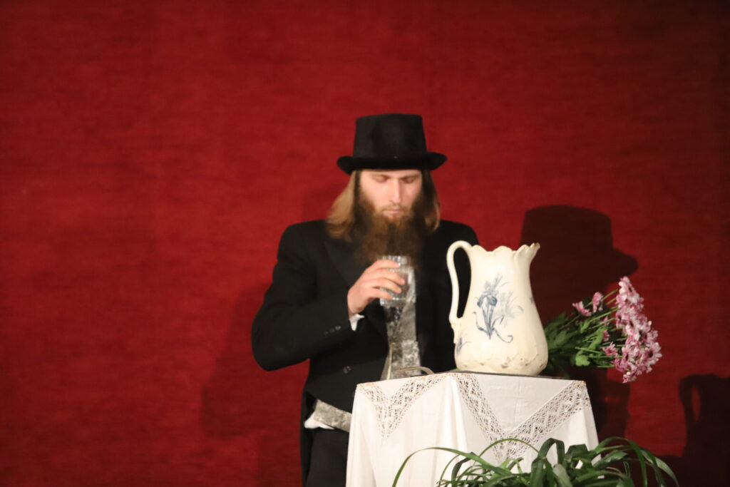 Antona Pavloviča Čehova "Bildinājums" Galgauskas kultūras nama amatierteātra "Rekvizīts" iestudējumā (režisore Pārsla Lazdiņa) ieguva II pakāpi (39 punkti). 
Autors: Foto: Gatis Bogdanovs