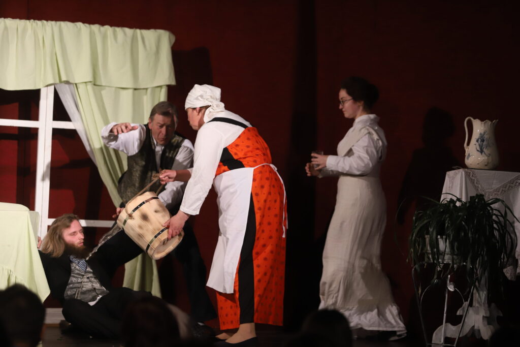 Antona Pavloviča Čehova "Bildinājums" Galgauskas kultūras nama amatierteātra "Rekvizīts" iestudējumā (režisore Pārsla Lazdiņa) ieguva II pakāpi (39 punkti). 
Autors: Foto: Gatis Bogdanovs