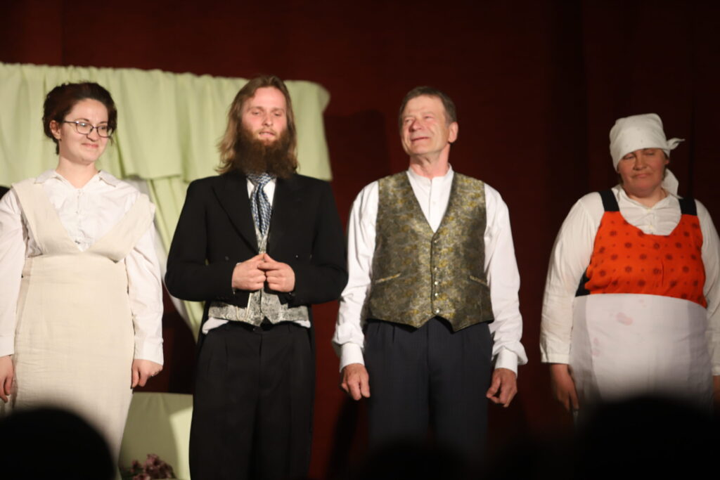 Antona Pavloviča Čehova "Bildinājums" Galgauskas kultūras nama amatierteātra "Rekvizīts" iestudējumā (režisore Pārsla Lazdiņa) ieguva II pakāpi (39 punkti). 
Autors: Foto: Gatis Bogdanovs