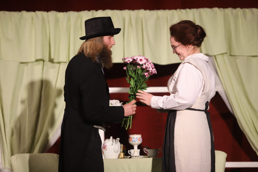 Antona Pavloviča Čehova "Bildinājums" Galgauskas kultūras nama amatierteātra "Rekvizīts" iestudējumā (režisore Pārsla Lazdiņa) ieguva II pakāpi (39 punkti). 
Autors: Foto: Gatis Bogdanovs