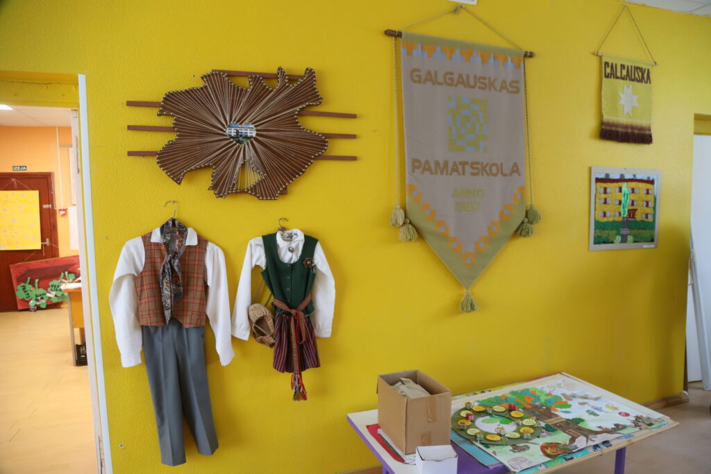 PĒC SKOLAS SLĒGŠANAS, kas vietējiem joprojām vēl sāp, galgausnietes nevēlas zaudēt vērtīgo mantojumu, līdz ar to uzņēmās brīvprātīgu iniciatīvu saglabāt skolas novadpētniecības krājumu un izveidot telpu, kurā skolas vēsture būs pieejama ikvienam interesentam. 
Autors: FOTO: GATIS BOGDANOVS