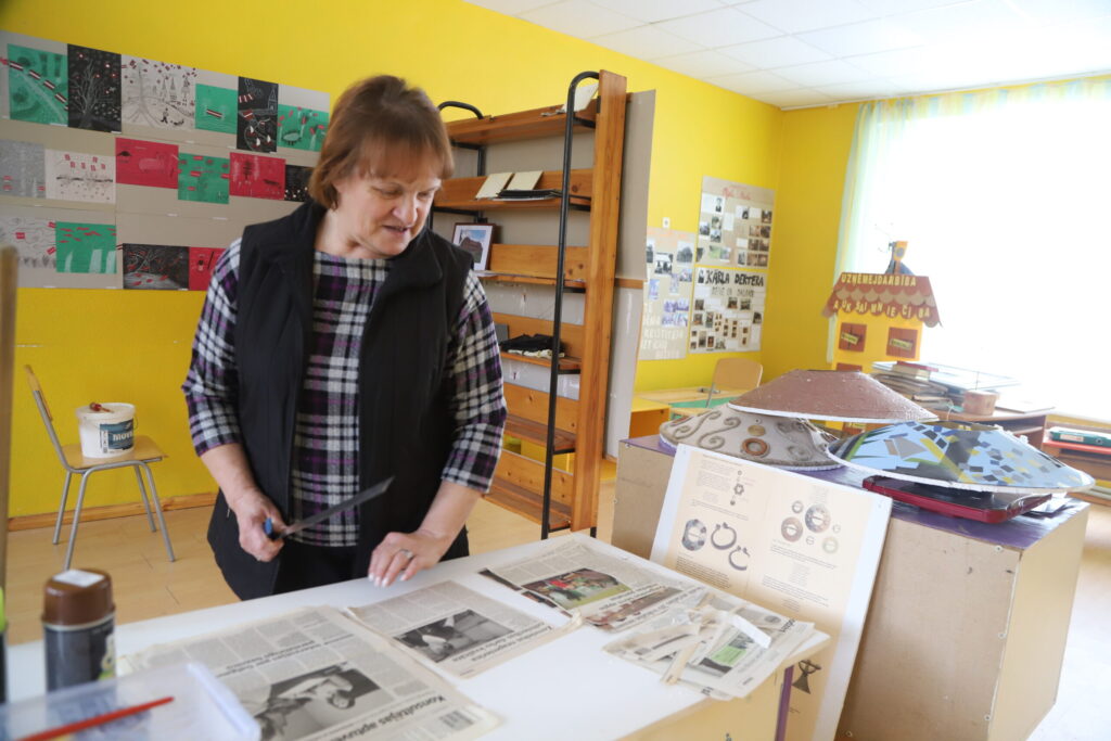 PĀRSLA LAZDIŅA STĀSTA, ka informācijas ir ļoti daudz! Viss tiek šķirots un pārlasīts. Arī “Dzirkstele” ir iemūžinājusi daudzus mirkļus no Galgauskas vēstures. 
Autors: FOTO: GATIS BOGDANOVS