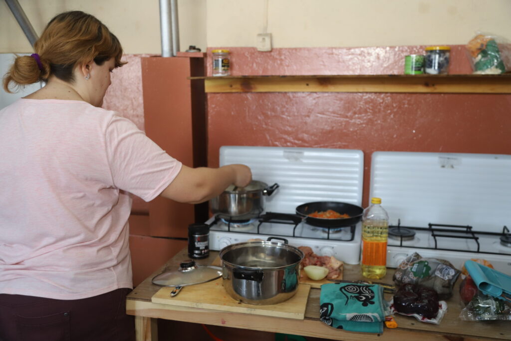 Pabrokastot, nomazgāties, izmazgāt veļu, sakopt istabu – tie visi bija pirmās dienas plāni bēgļiem patvēruma vietā Galgauskā. 
Autors: Foto: Gatis Bogdanovs