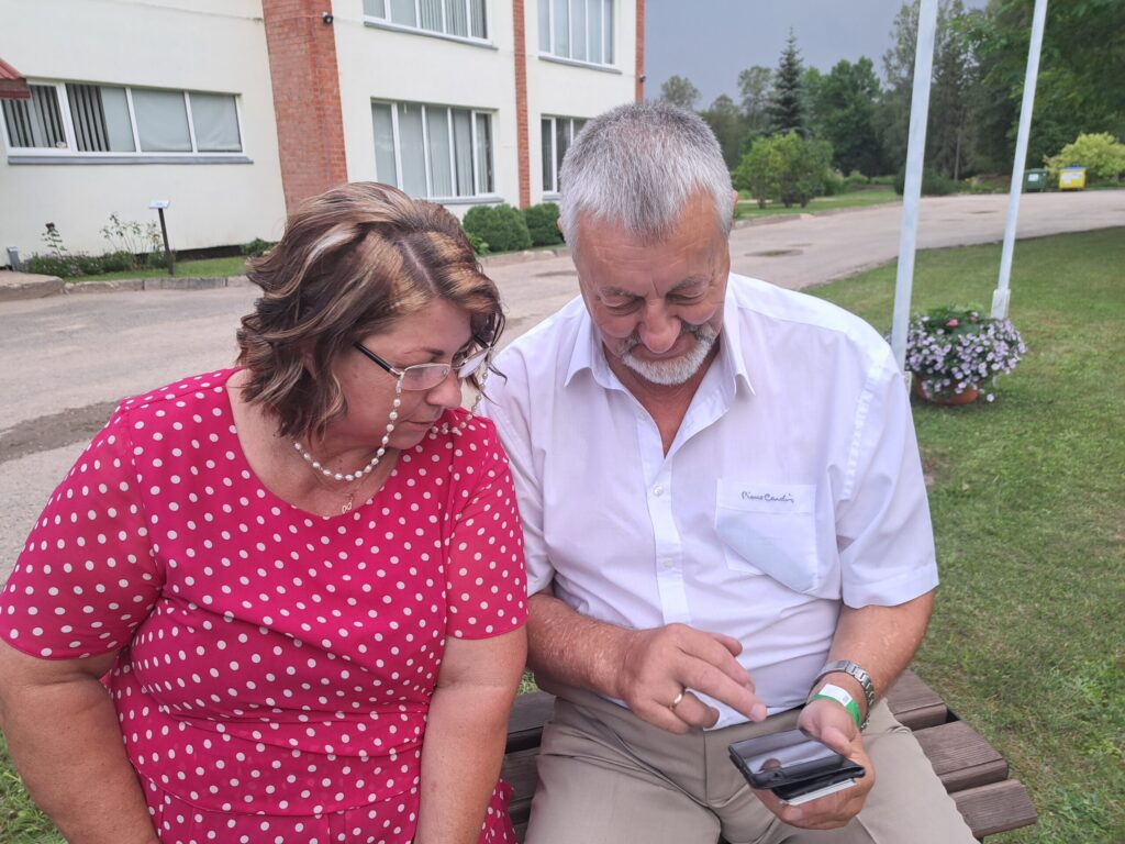 Absolventiem Dinai Mednei un Dainim Melngailim ir, ko pārrunāt. 
Autors: Foto: Ginta Alberte