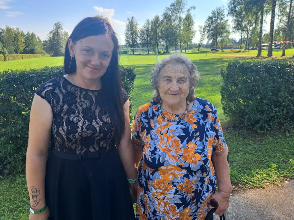 Skolotāja Austra Karole un viņas skolniece Lilita Stikiņa. Skolotājai prieks, ka nupat klajā nākusi Lilitas dzejas grāmata.  
Autors: Foto: Ginta Alberte