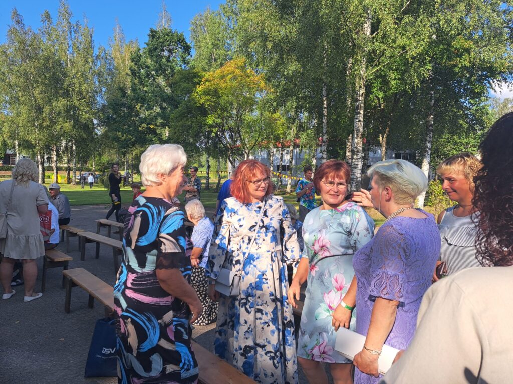 Satikšanās prieks Intai Mūrniecei un skolas direktorei Ingrīdai Sebrei ar bijušajiem audzēkņiem. “Starpbrīdis” sākās starp bērzu birztalām jaunajā Dabas zālē.
Autors: Foto: Ginta Alberte