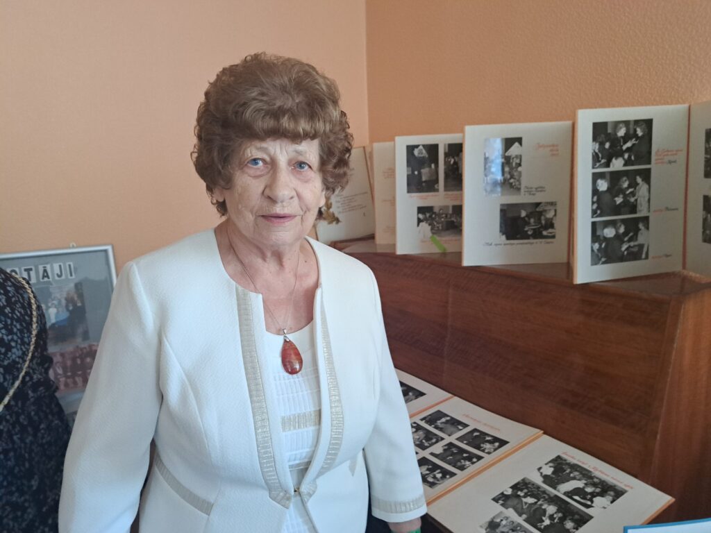 Uz Laimu Gavari raugoties, šķiet, ka daudzi absolventi nodomāja - gadi gan neko nespēj nodarīt skolotājai. 
Autors: Foto: Ginta Alberte