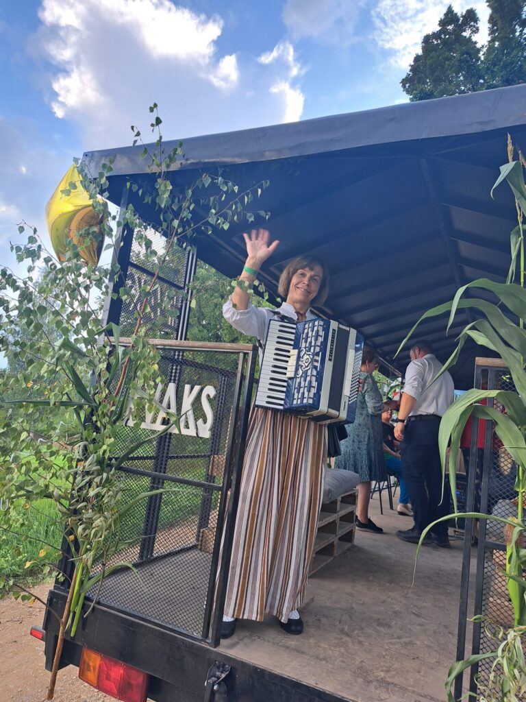 Galgauskas skolas absolvente Ligita Plešanova-Jarusova (attēlā) aicina doties muzikāli izglītojošā ekskursijā pa Galgausku īpašā traktora piekabē, ekskursijas vadīja galgausniete Mārīte Dzene. 
Autors: Foto: Ginta Alberte