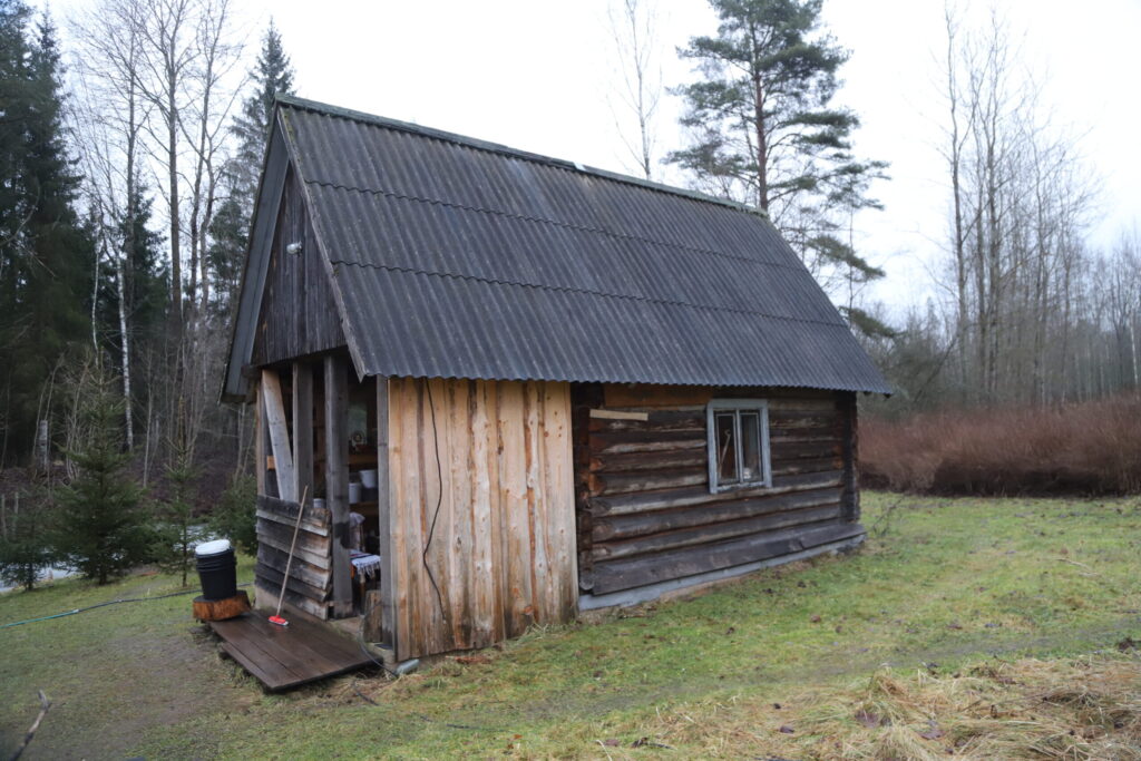TUMSĀ, kad pirtiņā iekšā deg gaisma, no tāluma tā izskatās gluži kā no multfilmas “Zaķīšu pirtiņa.”
Autors: Foto: Gatis Bogdanovs