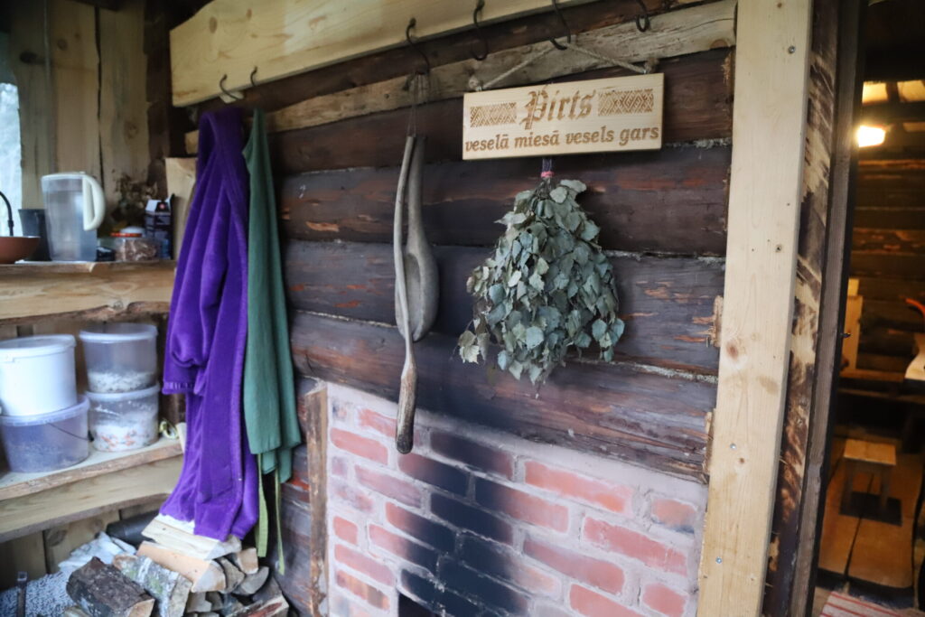 LATVIEŠIEM pirts noteikti ir kas vairāk par mazgāšanās vietu. Tā ir arī rituāla, attīrīšanās un dvēseles labsajūtas telpa.
Autors: Foto: Gatis Bogdanovs