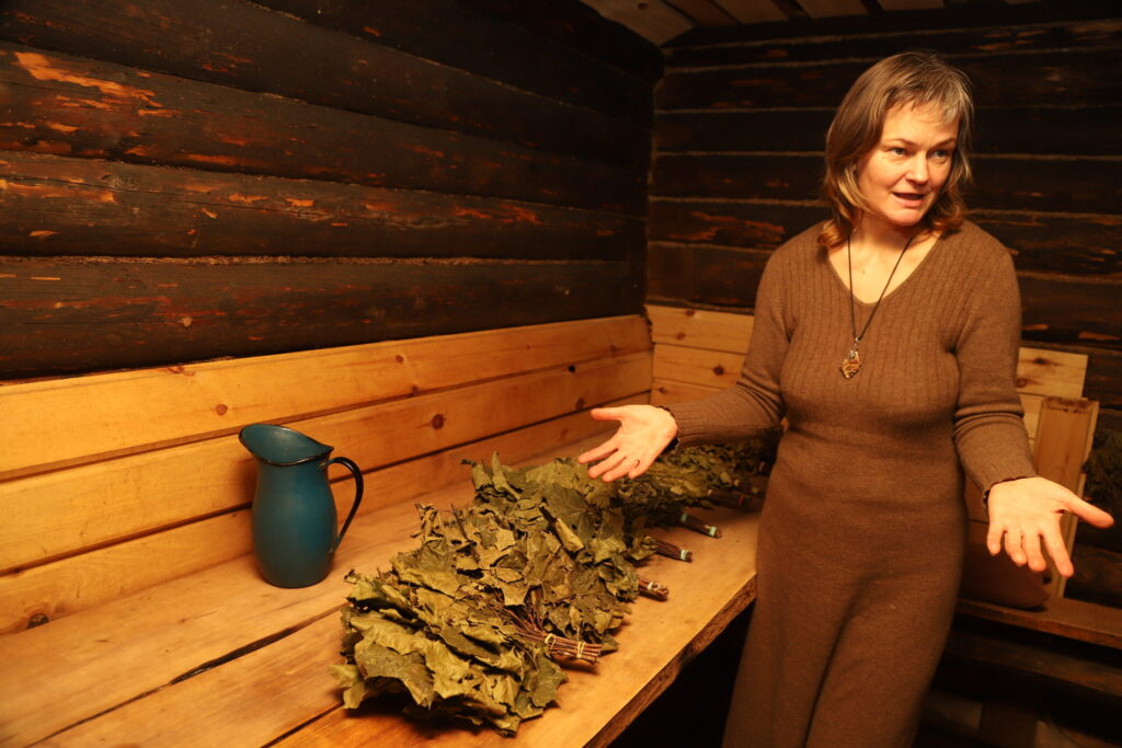 “BIJA PERIODS, KAD TEICU, KA ESMU PILSĒTNIECE un negribu dzīvot laukos, jo man tur nepatīk. Tas bija agrā jaunībā. Kad gāja virs 30 gadiem, sāka gribēties savu dārzu, līdz pārdevu dzīvokli un nopirkām māju te, kur ir arī pirtiņa,” saka Aija Harisone.
Autors: Foto: Gatis Bogdanovs