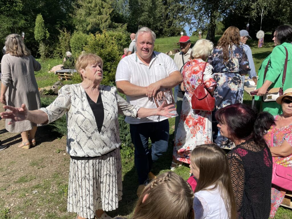 Kā diriģente savas grāmatas atvēršanas svētkos. Tirzmaliete Ieva Bērziņa aicināja klātesošos un sevišķi bērnus justies brīvi, izbaudīt pasākumu, vasaru un dzīves svinēšanu.
Autors: Foto: Diāna Odumiņa