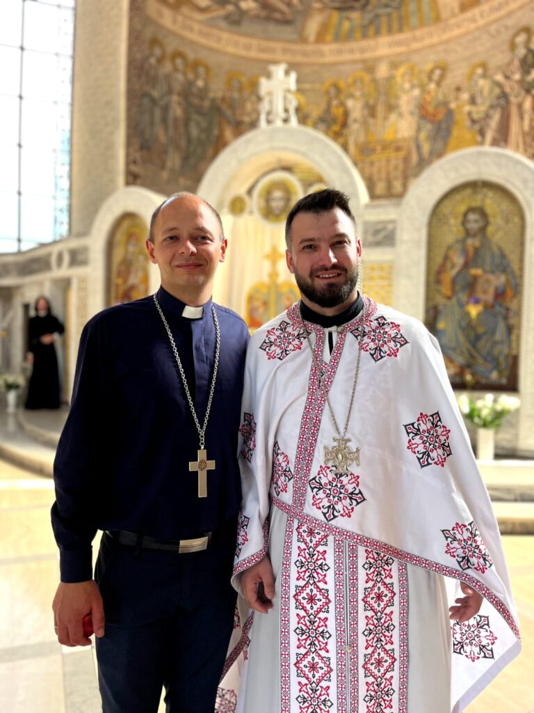 Visiespaidīgākā satikšanās Ilgvaram Matīsam bija ar Ukrainas pareizticīgās baznīcas kapelānu Sergiju Budoviju Kijivā, kurš drīz pēc tam devās kalpot uz fronti. 
Autors: Foto: no privātā arhīva