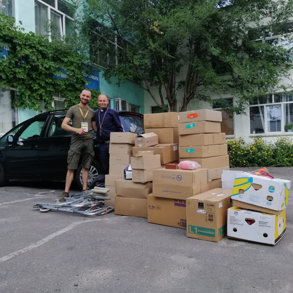 Bilas Cerkvas pilsētā. Ilgvars Matīss ukraiņu brīvprātīgajam Ivanam Trubilko nodevis savu vesto humānās palīdzības kravu. Ivans stāsta, ka katrā braucienā uz piefrontes ciematiem tiek veikta 1200-2000 kilometru liela distance. Katrai ģimenei tiek sagatavota speciāla paka ar visu tieši viņiem vajadzīgo.
Autors: Foto: no privātā arhīva