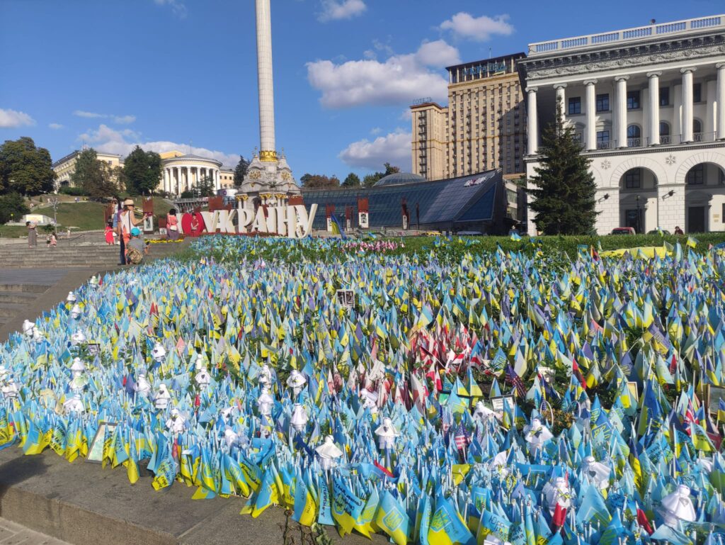 Maidana laukums Kijivā. Šie Ukrainas karodziņi katrs ir ar kāda Krievijas karā pret Ukrainu kritušā cilvēka vārdu. 
Autors: Foto: no privātā arhīva