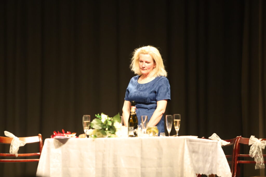 Dramatizējums pēc Antona Finka lugas "Divas stundas laimes” Jaungulbenes tautas nama amatierteātra "Kuriozs" (režisore Sarmīte Zdanovska) sniegumā novērtēts ar II pakāpi (39 punkti). 
Autors: Foto: Gatis Bogdanovs