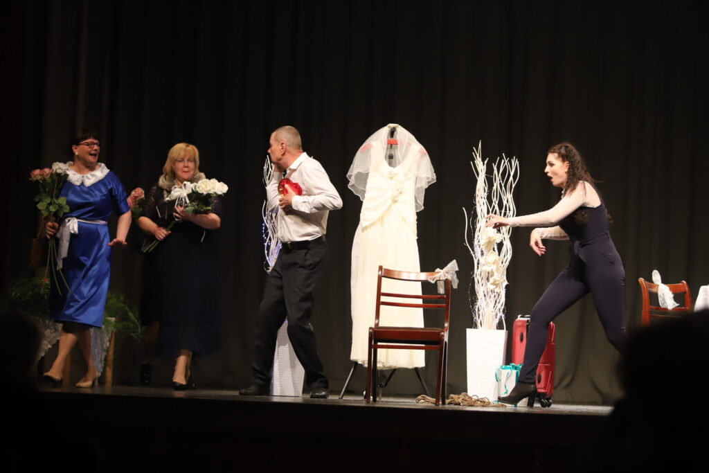 Dramatizējums pēc Antona Finka lugas "Divas stundas laimes” Jaungulbenes tautas nama amatierteātra "Kuriozs" (režisore Sarmīte Zdanovska) sniegumā novērtēts ar II pakāpi (39 punkti). 
Autors: Foto: Gatis Bogdanovs