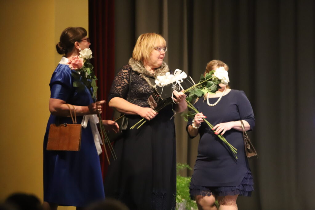 Dramatizējums pēc Antona Finka lugas "Divas stundas laimes” Jaungulbenes tautas nama amatierteātra "Kuriozs" (režisore Sarmīte Zdanovska) sniegumā novērtēts ar II pakāpi (39 punkti). 
Autors: Foto: Gatis Bogdanovs