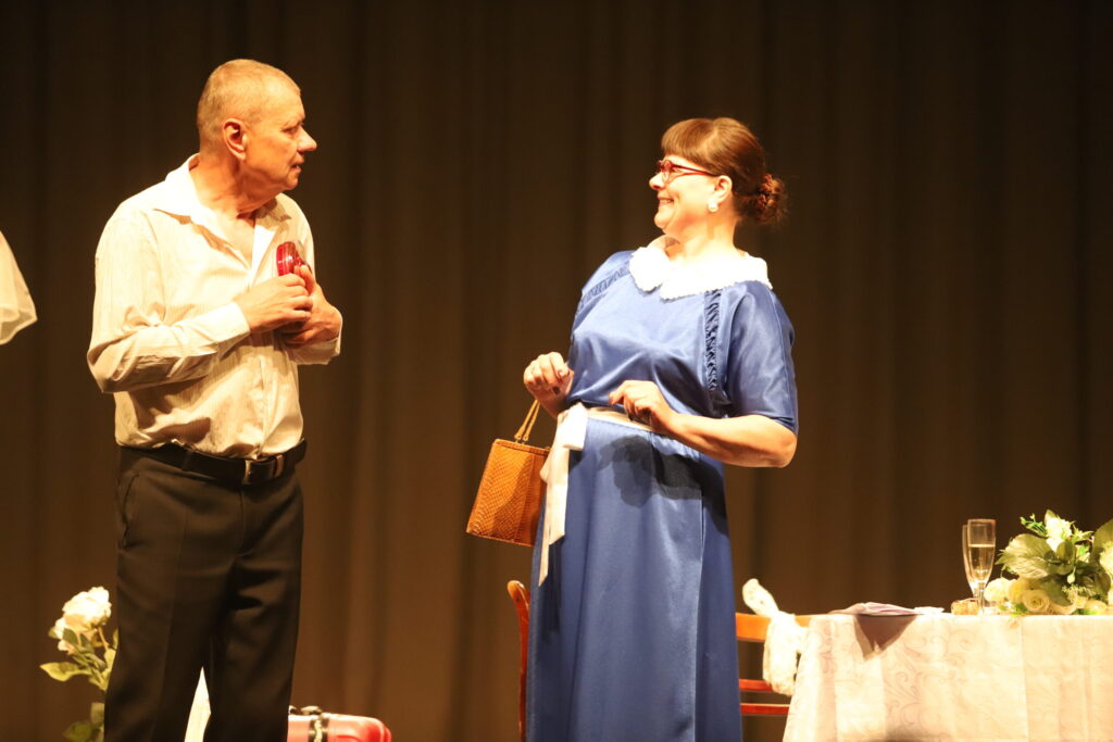 Dramatizējums pēc Antona Finka lugas "Divas stundas laimes” Jaungulbenes tautas nama amatierteātra "Kuriozs" (režisore Sarmīte Zdanovska) sniegumā novērtēts ar II pakāpi (39 punkti). 
Autors: Foto: Gatis Bogdanovs