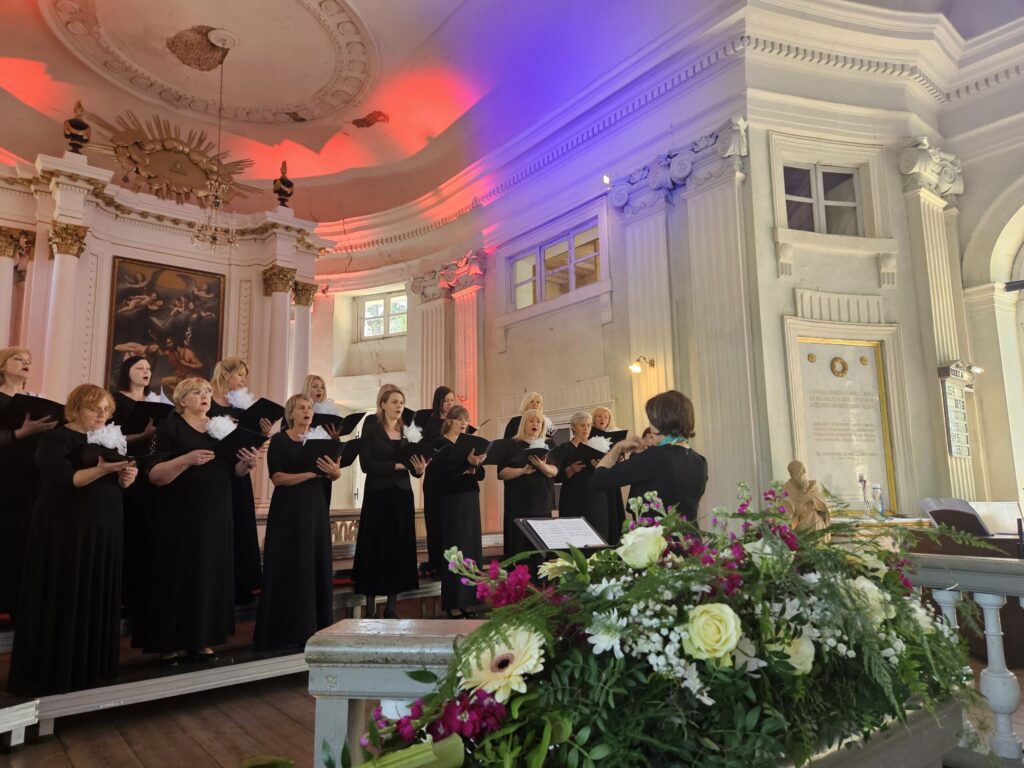 Jaungulbenes tautas nama koris “Liede”, kuram pievienojās arī dziedātājas no kora “Tirzmalietes”. 
Autors: Foto: Laura Felša (“Alūksnes un Malienas Ziņas”)