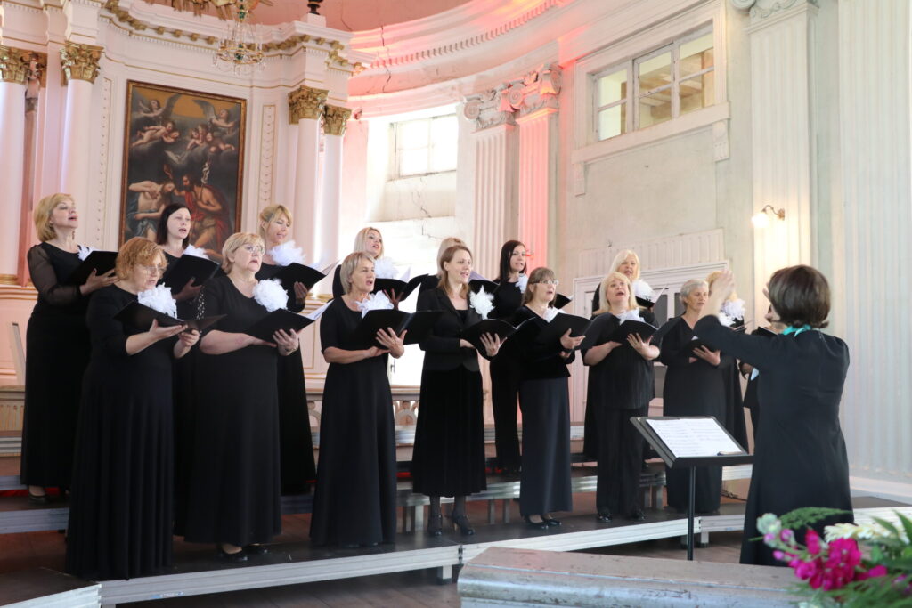 Jaungulbenes tautas nama koris “Liede”, kuram pievienojās arī dziedātājas no kora “Tirzmalietes”. 
Autors: Foto: Laura Felša (“Alūksnes un Malienas Ziņas”)