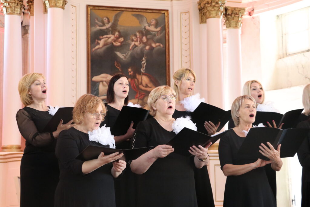 Jaungulbenes tautas nama koris “Liede”, kuram pievienojās arī dziedātājas no kora “Tirzmalietes”. 
Autors: Foto: Laura Felša (“Alūksnes un Malienas Ziņas”)