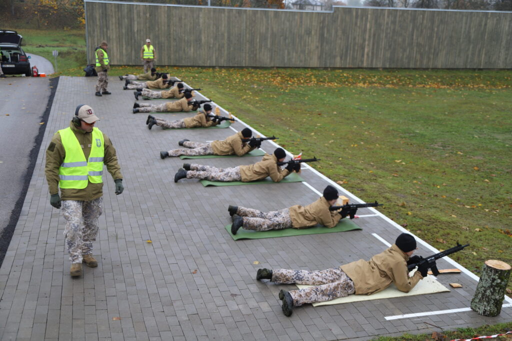 Veikt ieroča pārbaudi un sniegt tā drošas lietošanas instrukcijas ir instruktoru galvenais pienākums.
Autors: Foto: Gatis Bogdanovs