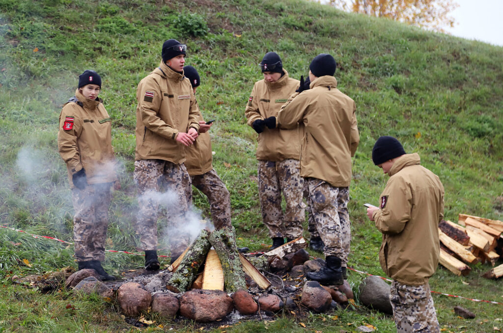 Pēc šaušanas treniņa jaunsargi sildījās pie pašu iekurta ugunskura, kas mitrajā laikā nemaz nebija tik viegls uzdevums.
Autors: Foto: Gatis Bogdanovs
