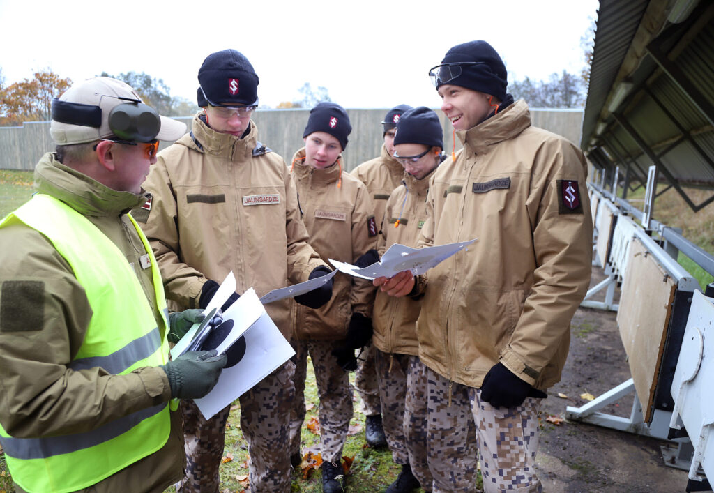 Pēc šaušanas rezultātu novērtēšanas dalībnieku emocijas bija dažādas - gan smaids, gan dziļas pārdomas.
Autors: Foto: Gatis Bogdanovs