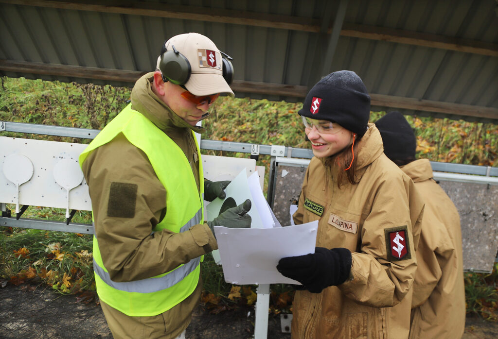Pēc šaušanas rezultātu novērtēšanas dalībnieku emocijas bija dažādas - gan smaids, gan dziļas pārdomas.
Autors: Foto: Gatis Bogdanovs