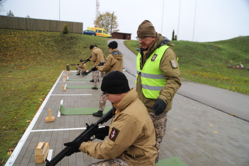 Viens no noteikumiem, gaidot nākamo komandu, ir ieroci turēt, pavērstu uz leju.
Autors: Foto: Gatis Bogdanovs
