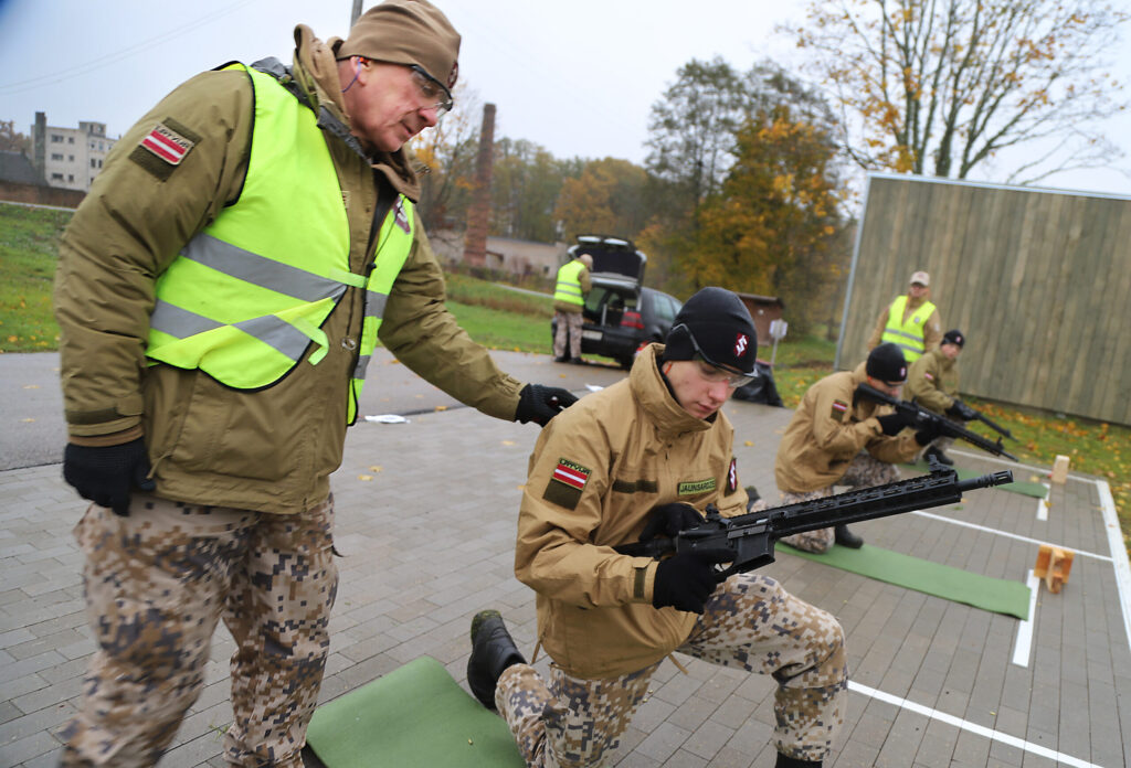 Veikt ieroča pārbaudi un sniegt tā drošas lietošanas instrukcijas ir instruktoru galvenais pienākums.
Autors: Foto: Gatis Bogdanovs