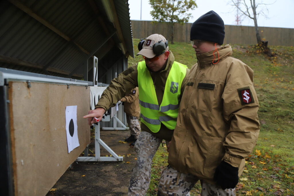 Katram jaunsargam individuāli skaidrojumi, kas jāņem vērā un kam jāpievērš uzmanība nākamajā šaušanas kārtā.
Autors: Foto: Gatis Bogdanovs