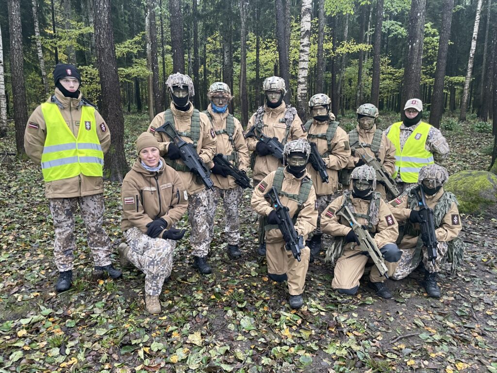 Spārītes parkā Gulbenē – jaunsargu mācības lauka kaujas iemaņās. Kopā ar jauniešiem, kuri Jaunsardzes programmu apgūst 3.līmenī, ir arī instruktores Lāsma Gabdulļina (Gulbene) un Samanta Sanda Ozoliņa (Smiltene).
Autors: Foto: Diāna Odumiņa