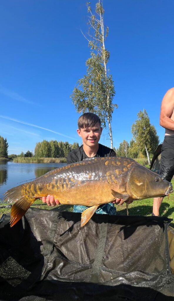 JORENA DUKURA rekordkarpa. To viņš izmakšķerēja Kalna Spuļļu dīķī pagājušajā gadā sacensībās “NGT rudens kauss.”
Autors: Foto: no privātā arhīva