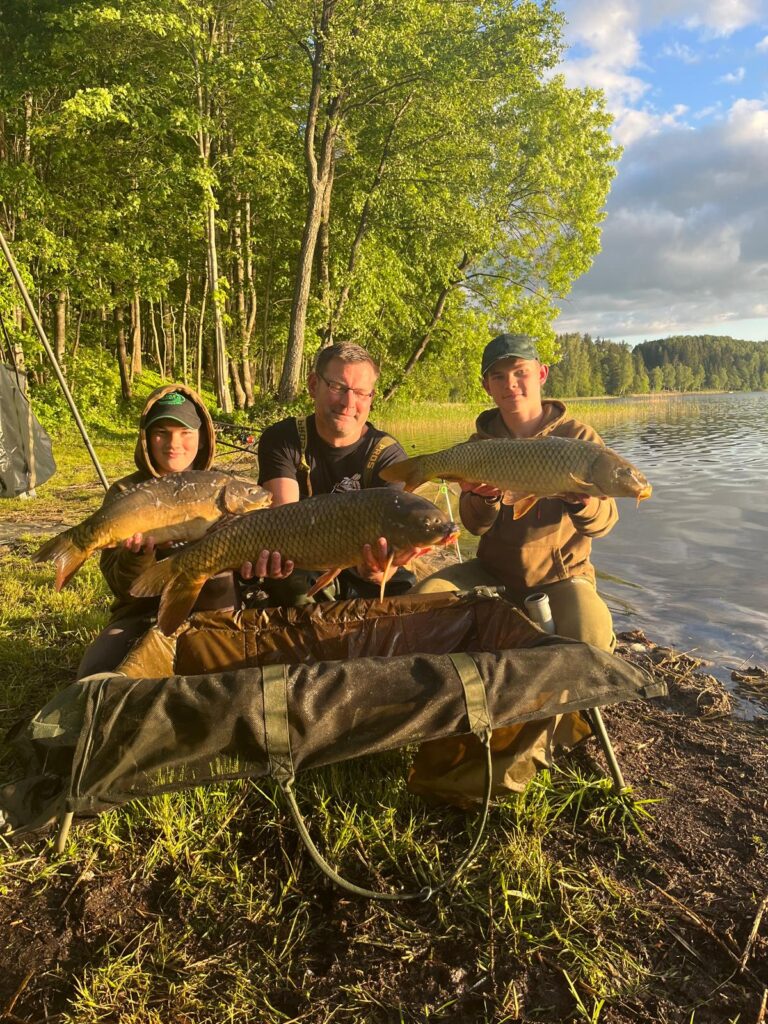 “ES, TĒTIS GUNTIS UN BRĀLĒNS KĀRLIS no Litenes. Baļotes ezers. Pērn pavasarī. “Copes nama” kauss. Ieguvām 12.vietu no 44 komandām,” stāsta Jorens.
Autors: Foto: no privātā arhīva