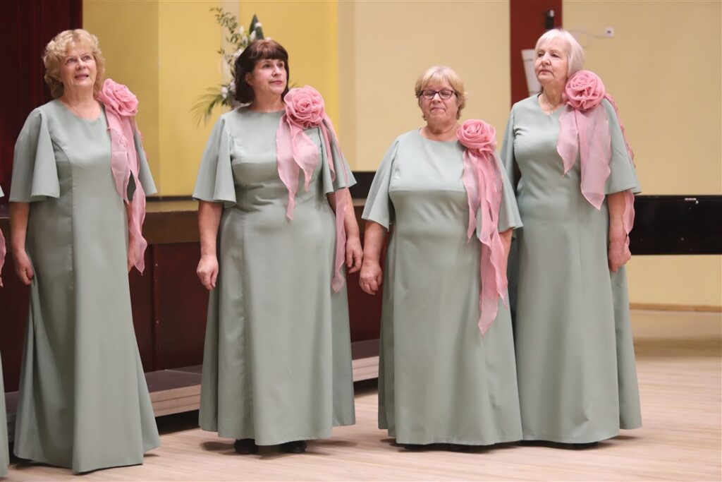 Jaungulbenes tautas nama sieviešu senioru ansamblis “Kamenes”