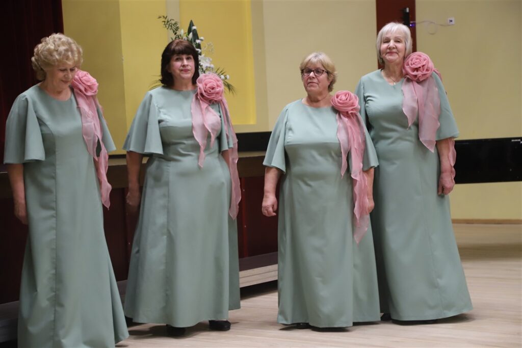 Jaungulbenes tautas nama sieviešu senioru ansamblis “Kamenes”