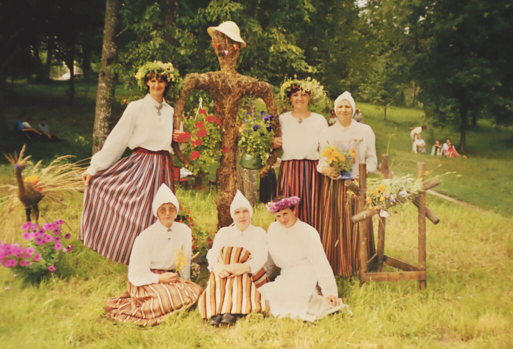 Raina Karule atceras, ka ar folkloras kopu “Līgo” Ineses Stalidzānes vadībā tika piedzīvots ļoti daudz un ļoti skaists laiks, kad varēja izdziedāties no sirds latviešu tautasdziesmas dažādos pasākumos, dažādās dzīves situācijās - kāzās, kristībās, dzīves jubilejās. Ar folkloras kopu tika svinēti gadskārtu svētki.
Autors: Foto: no personiskā arhīva
