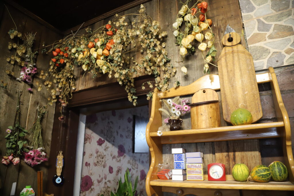 INESE IR SAVĀKUSI NE VIEN smaržīgas zāļu tējas, ko dzert ziemā, bet kaltē arī dažādus ziedus. Ar tiem viņai pilna virtuve. 
Autors: Foto: Gatis Bogdanovs